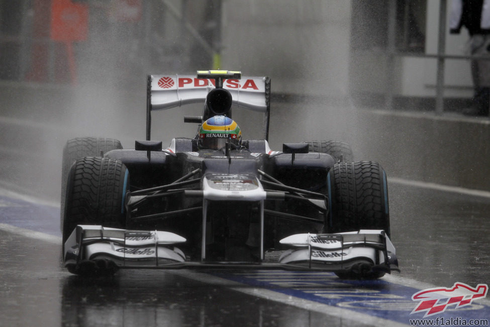 Bruno Senna llega a boxes durante los libres 3 en Spa