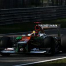 Paul di Resta prueba el coche en el circuito italiano de Monza