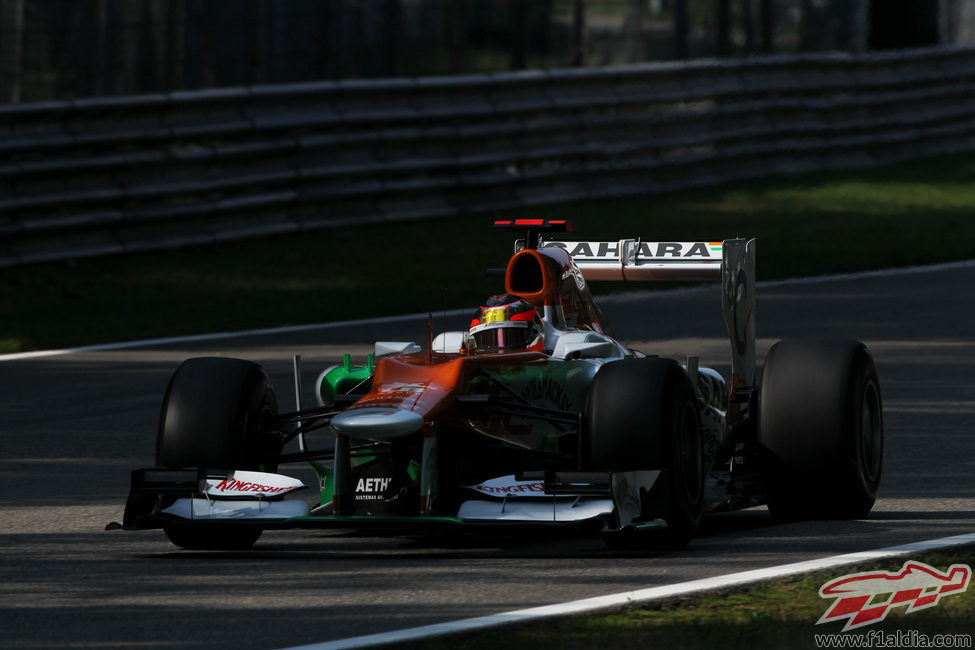 Paul di Resta prueba el coche en el circuito italiano de Monza