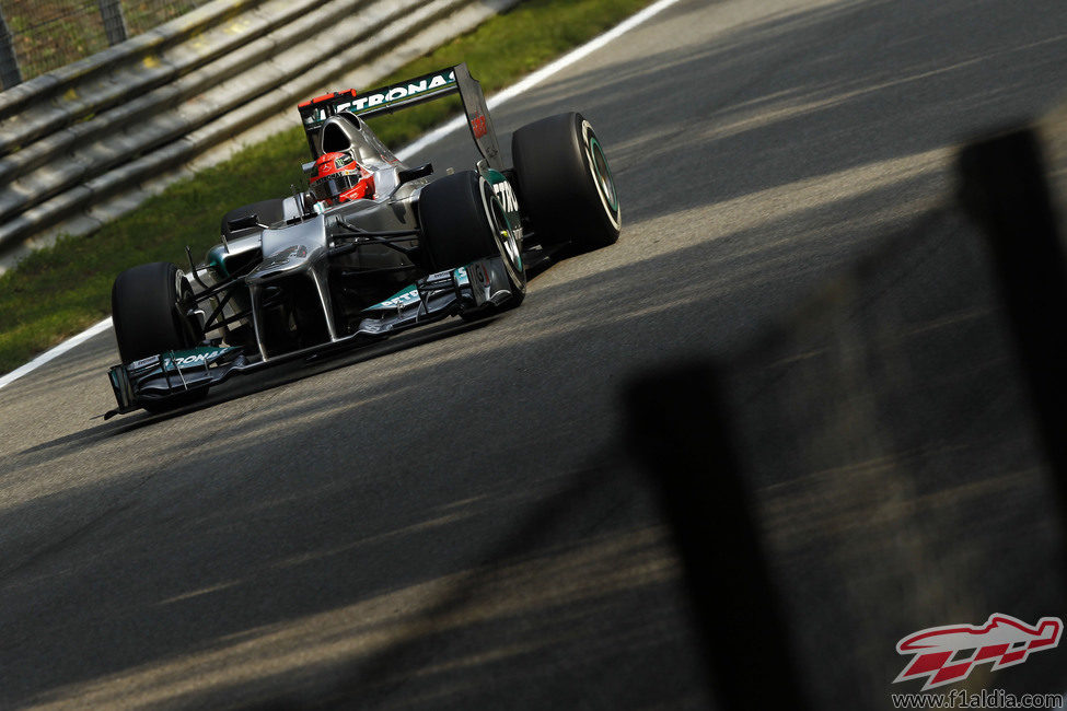 Michael Schumacher prepara su W03 en los Libres 1 de Italia