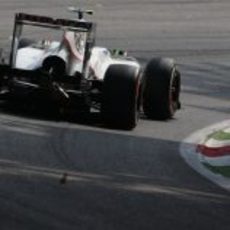 Sergio Pérez toma una curva en el circuito de Monza