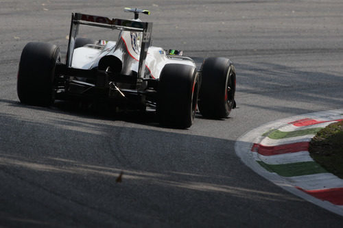 Sergio Pérez toma una curva en el circuito de Monza