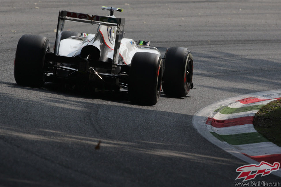 Sergio Pérez toma una curva en el circuito de Monza