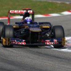 Daniel Ricciardo completa otra vuelta del GP de Italia 2012