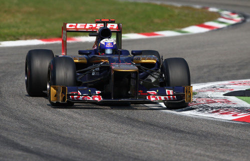 Daniel Ricciardo completa otra vuelta del GP de Italia 2012