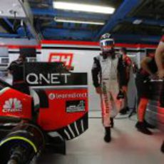 timo Glock se dispone a subirse al coche en Monza