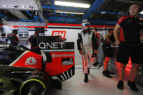 timo Glock se dispone a subirse al coche en Monza