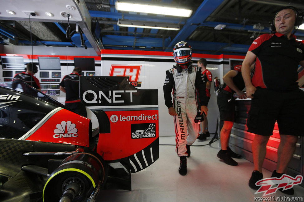 timo Glock se dispone a subirse al coche en Monza