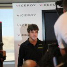 Fernando Alonso atiende a los medios digitales en el RACC
