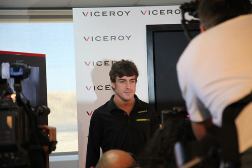 Fernando Alonso atiende a los medios digitales en el RACC