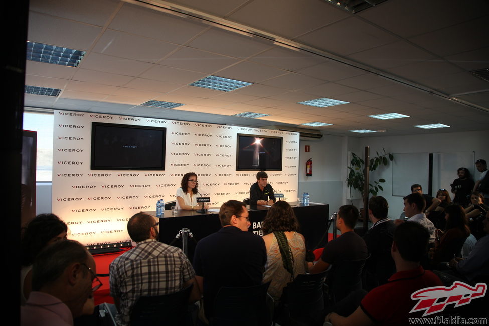 Mucha prensa en la rueda de prensa de Fernando Alonso con Viceroy