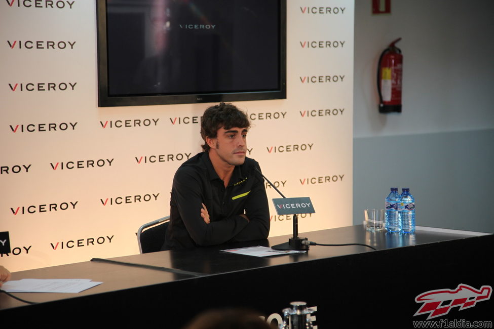 Fernando Alonso responde a las preguntas de los periodistas en el RACC