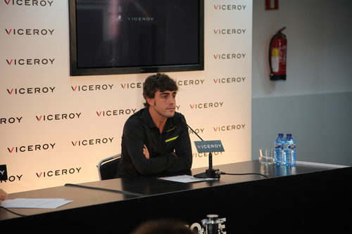 Fernando Alonso responde a las preguntas de los periodistas en el RACC