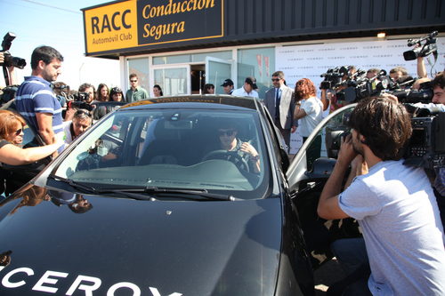 Fernando Alonso se monta en el coche para dar algunas clases