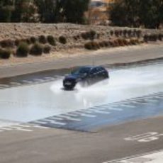 Alonso rueda sobre agua en la Escuela del RACC