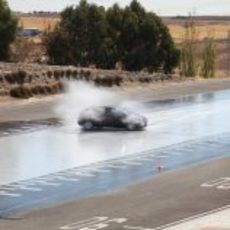 Fernando Alonso levanta agua en la Escuela del RACC