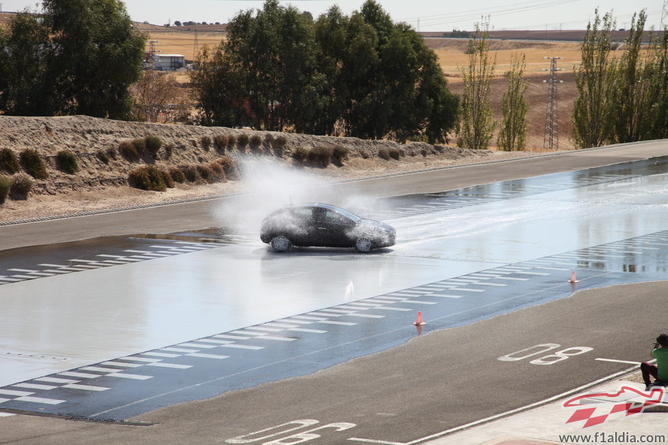 Fernando Alonso levanta agua en la Escuela del RACC