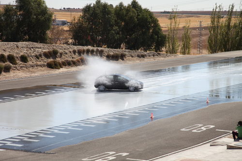 Fernando Alonso levanta agua en la Escuela del RACC