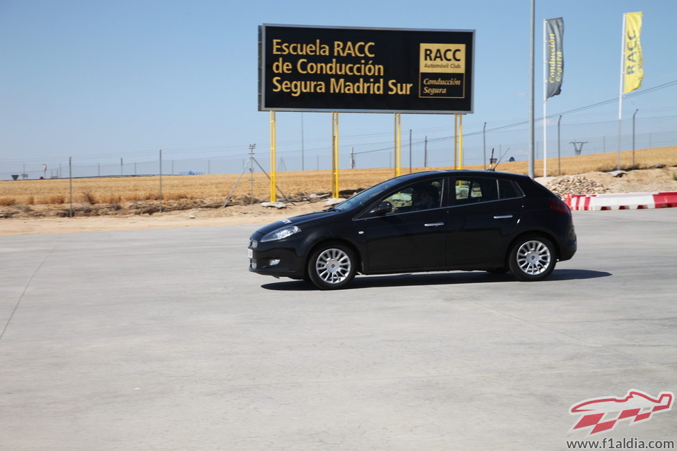 Alonso conduce un FIAT en la Escuela del RACC