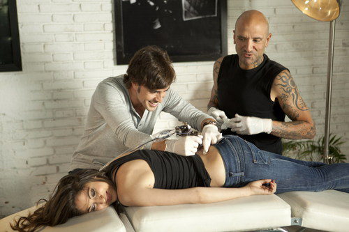 Fernando Alonso tatua a una atrevida chica