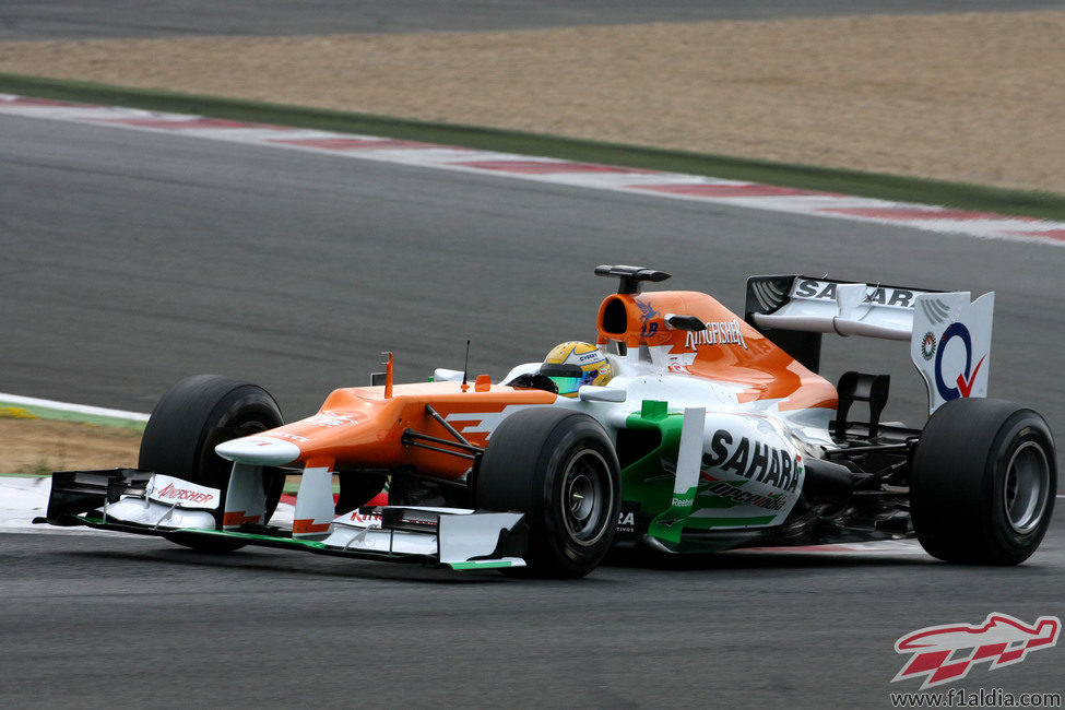 Luiz Razia aborda una de las chicanes de Magny-Cours