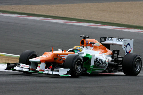 Luiz Razia aborda una de las chicanes de Magny-Cours