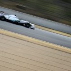 Sam Bird rueda con el Mercedes W03 con los escapes 'coanda'