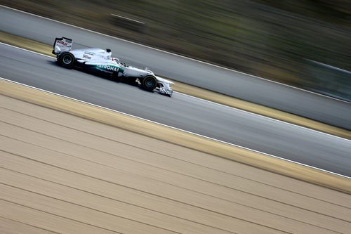 Sam Bird rueda con el Mercedes W03 con los escapes 'coanda'
