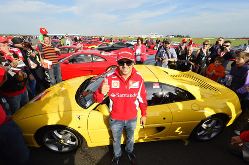 Felipe Massa junto a los Ferrari en Silverstone