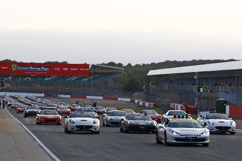 Marcha de 964 Ferraris en Silvertone