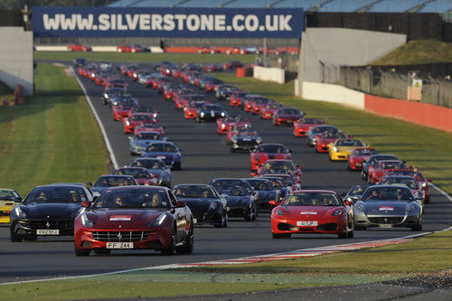 Ferraris de todo tipo y color en Silverstone