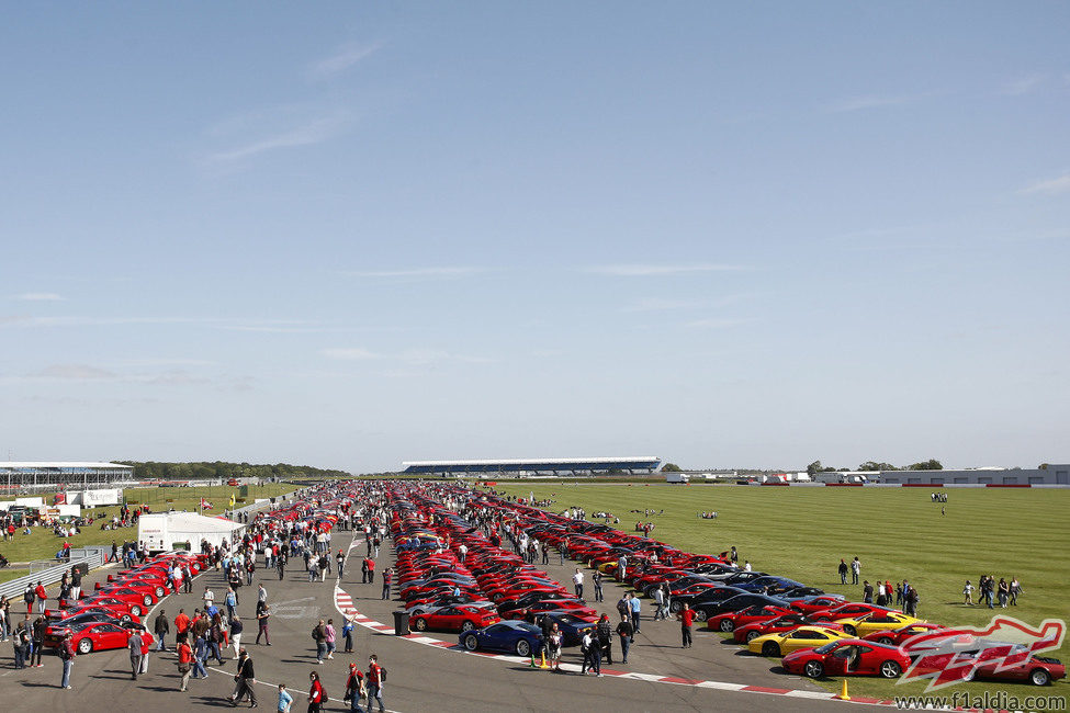 964 Ferraris aparcados en Silverstone
