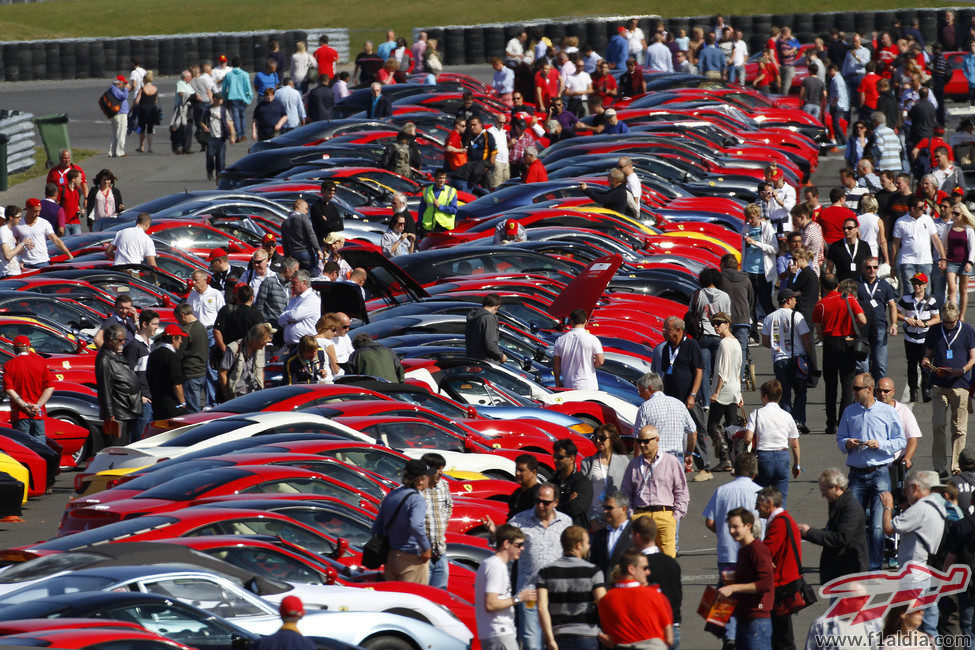 Los aficionados contemplan los bólidos en Silverstone