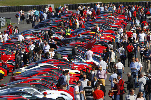 Los aficionados contemplan los bólidos en Silverstone