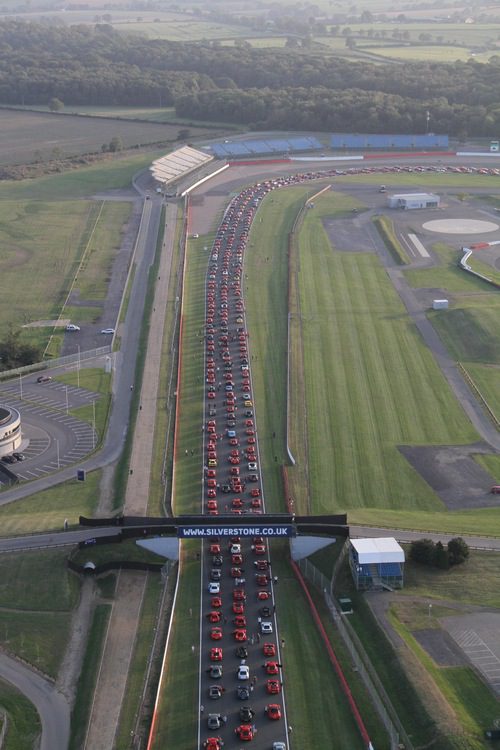 Una cola interminable de Ferraris en Silverstone