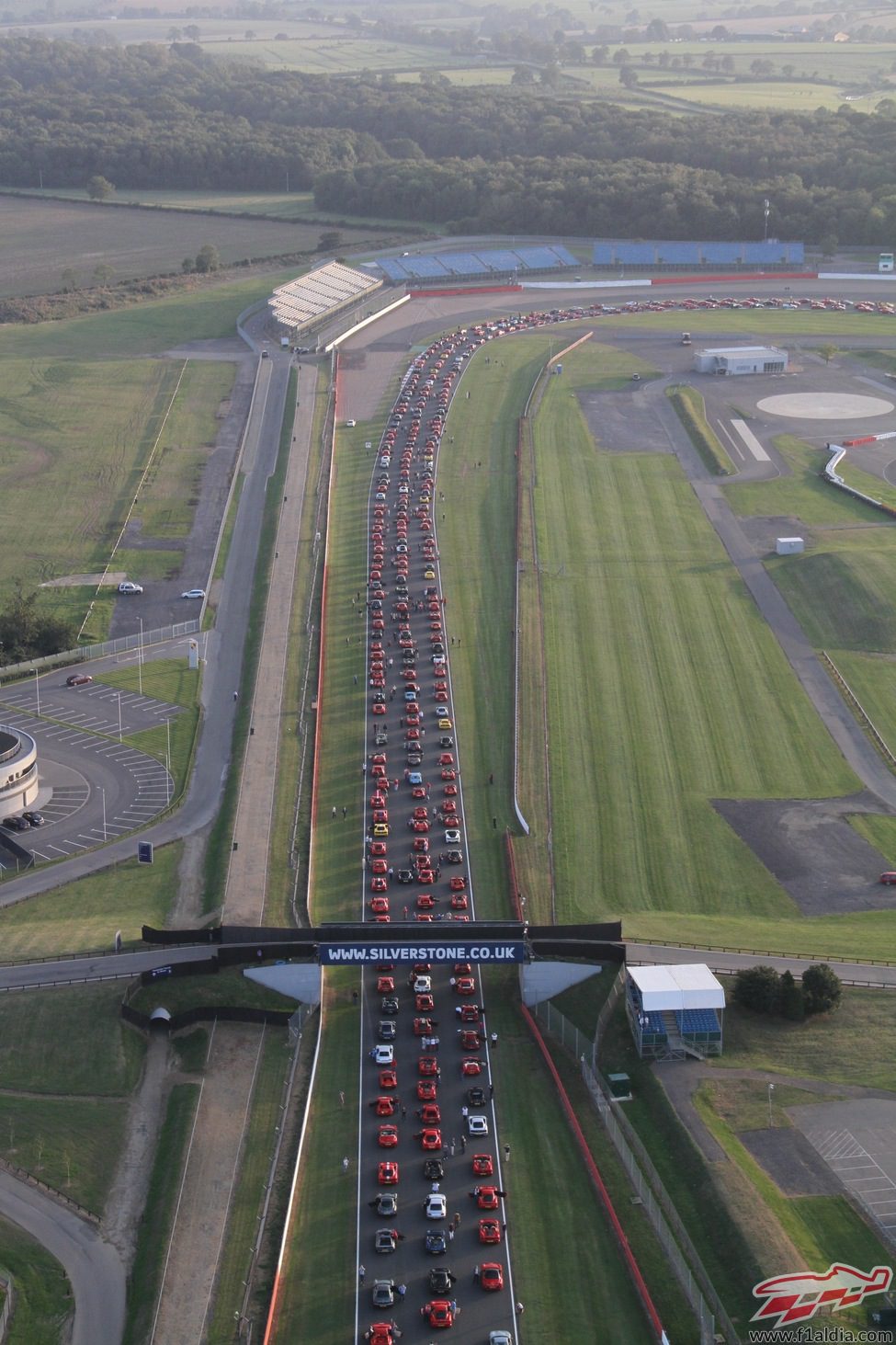 Una cola interminable de Ferraris en Silverstone