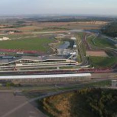 Una cola sin fin de Ferraris en el circuito de Silverstone