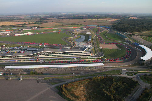 Una cola sin fin de Ferraris en el circuito de Silverstone