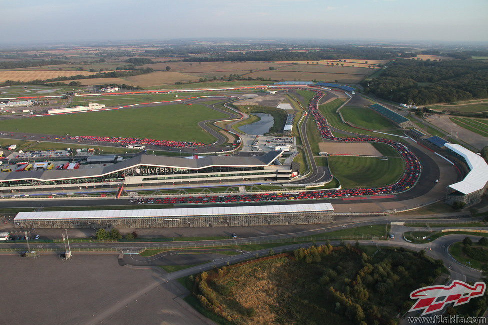 Una cola sin fin de Ferraris en el circuito de Silverstone