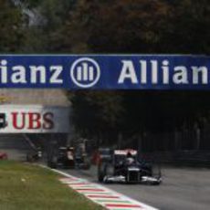 Pastor Maldonado sigue remontando posiciones en Monza