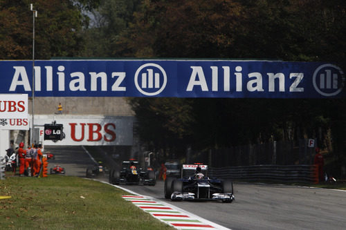 Pastor Maldonado sigue remontando posiciones en Monza