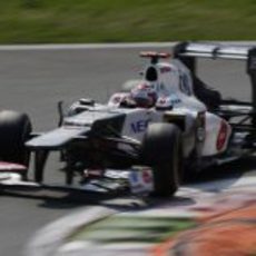 Kamui Kobayashi sale de una curva en Monza