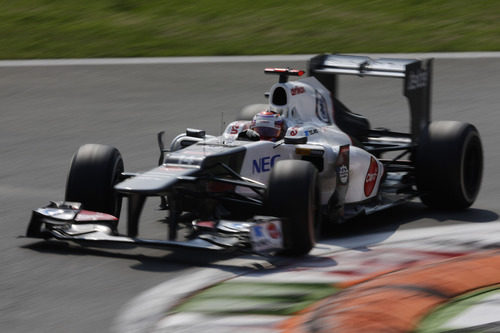 Kamui Kobayashi sale de una curva en Monza