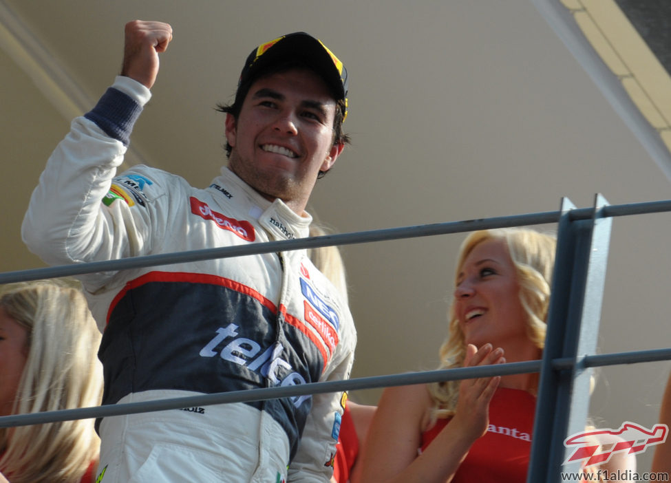 Sergio Pérez sube feliz al podio del GP de Italia 2012