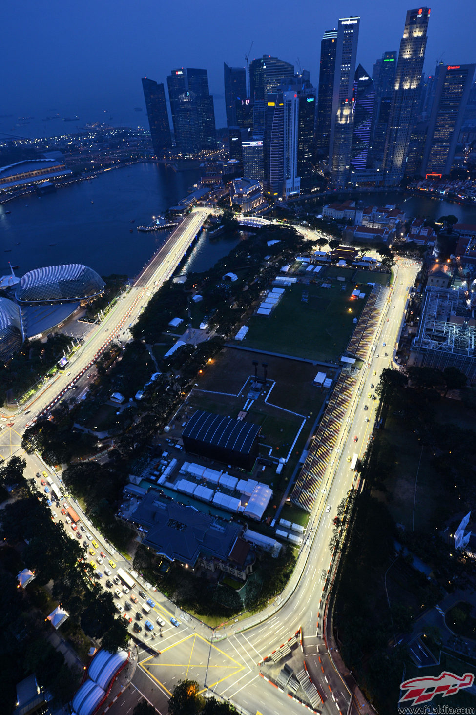 Los rascacielos rodean el circuito de Marina Bay