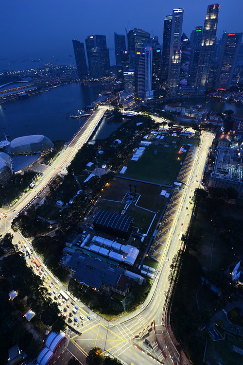 Los rascacielos rodean el circuito de Marina Bay