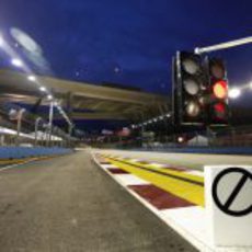 Semáforo rojo en el 'pit-lane' de Singapur