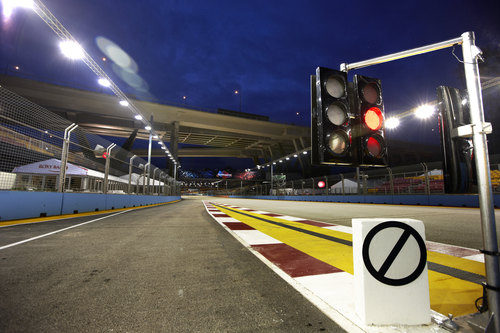 Semáforo rojo en el 'pit-lane' de Singapur