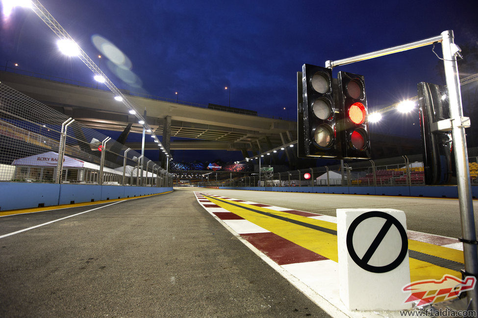 Semáforo rojo en el 'pit-lane' de Singapur