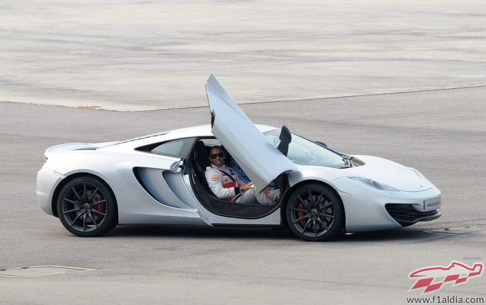 Hamilton se sube en el McLaren MP4-12C para la exhibición